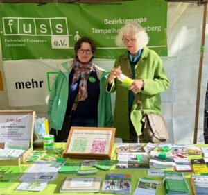 Annabelle und Evelyn am Stand der Bezirksgruppe auf dem Nachbarschaftsfest