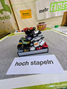 Bild der gestapelten (Spielzeug-) Autos