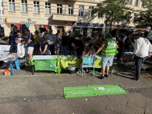 Der Stand der Bezirksgruppe von FUSS e.V. von der Rückseite her, mit Sicht auf die Teilnehmenden des Festes