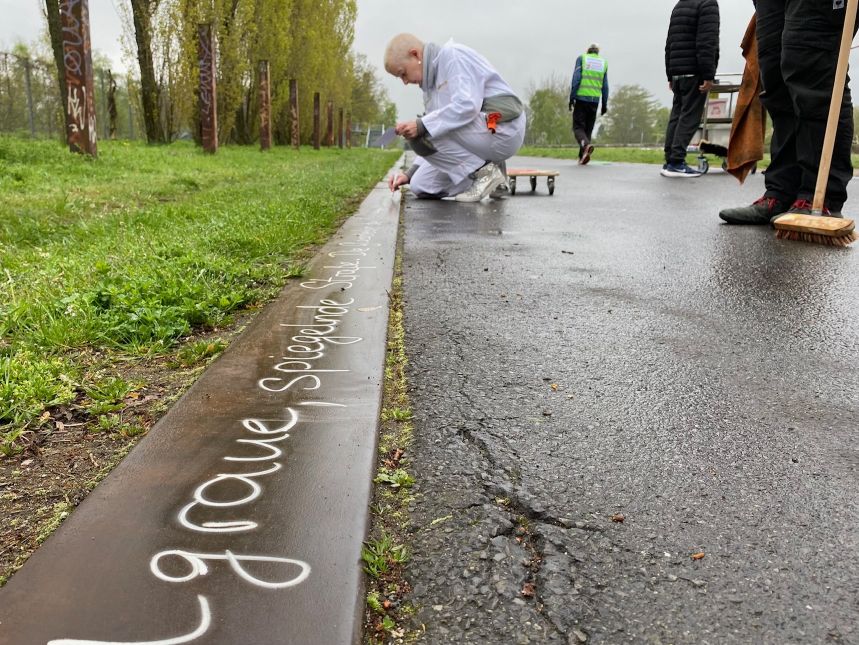 Performance ÜBER SCHREIBEN, ÜBER SCHREITEN am 29. April 2023