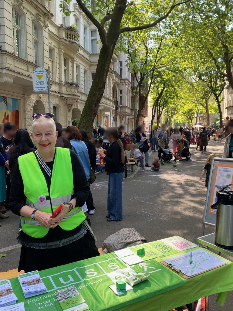 Elke in der Spielstraße, mit Infomaterial von FUSS e.V.