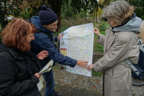 3 Personen betrachten einen Stadtplan