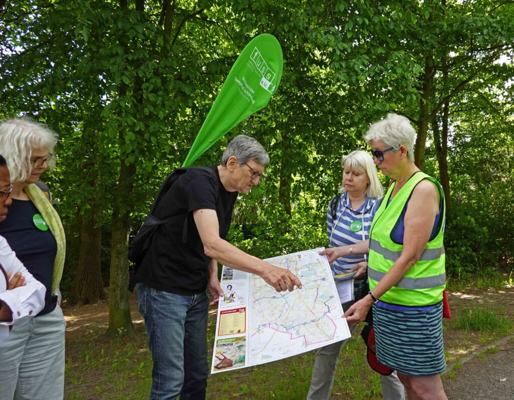 Weg wird mit einem Stadtplan erklärt