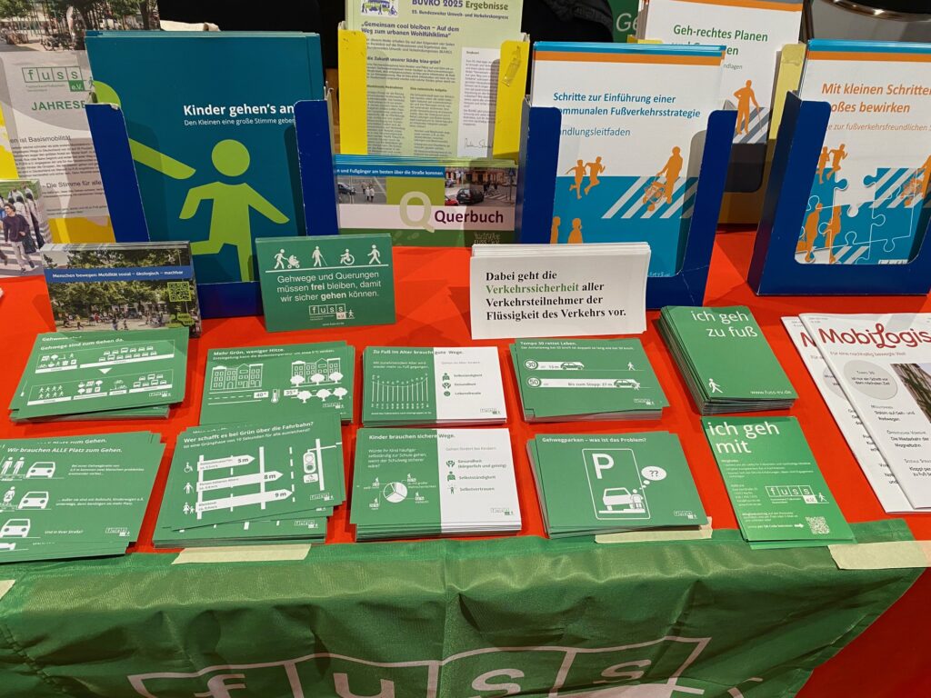 Ein Foto vom Stand von FUSS e.V. auf dem FUKO in Bielefeld mit diversen Flyern und Broschüren