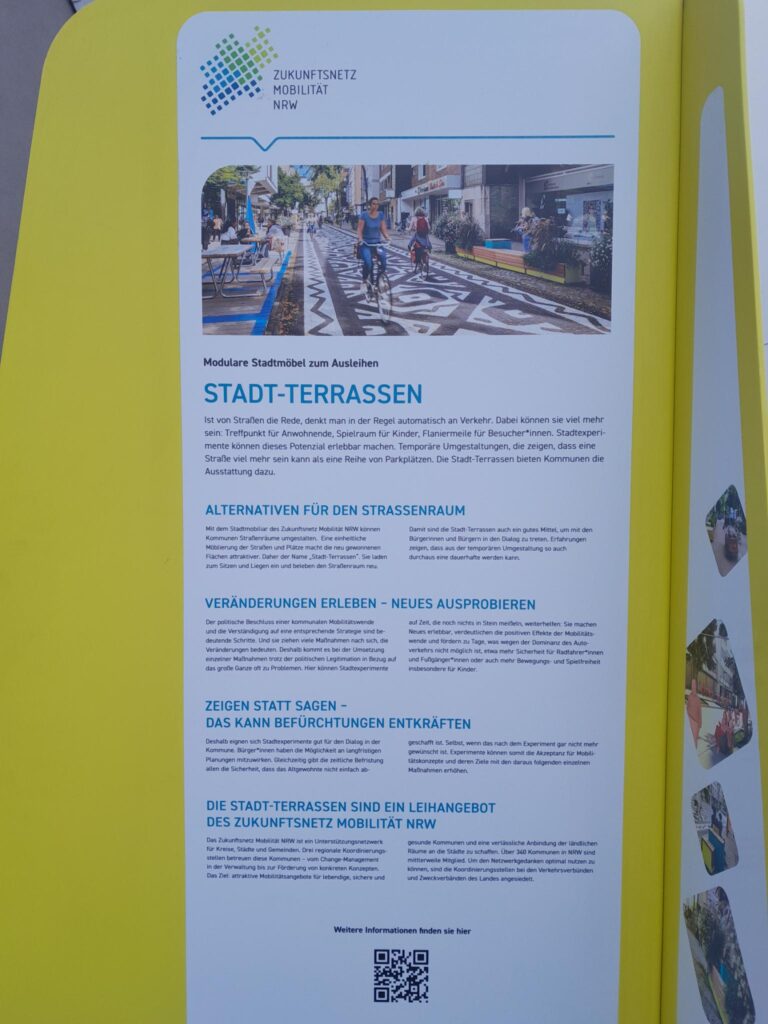 Auf einer Stellwand wird das Konzept der Stadt-Terrassen über das "Zukunftsnetz Mobilität NRW" vorgestellt