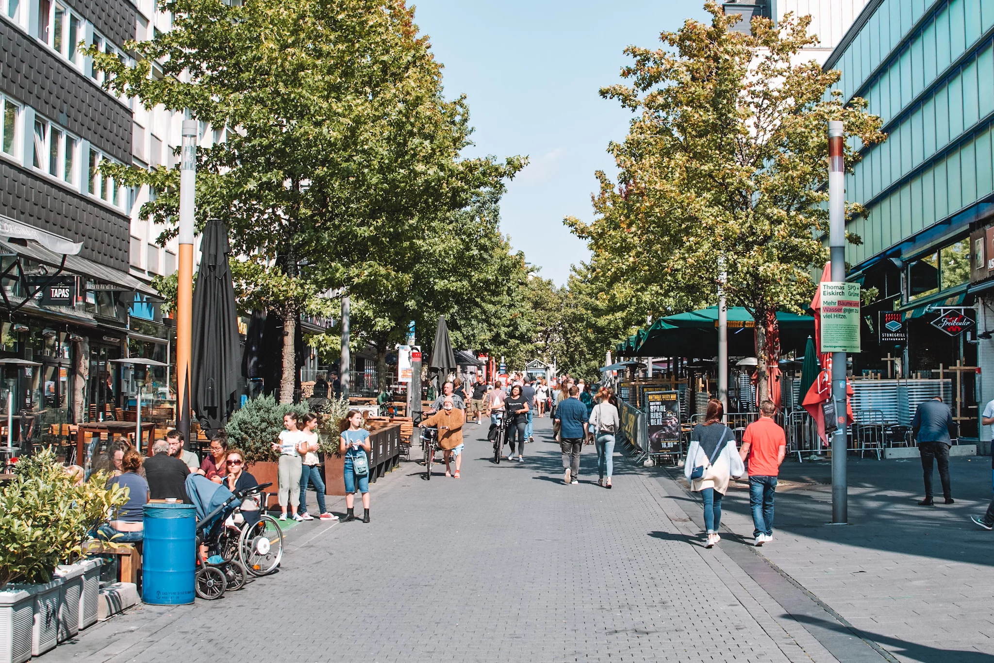 Menschen passieren das Bermudadreieck Bochum