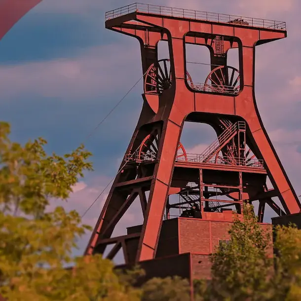 Logo der Lokalzeit Ruhr. Blaues Design mit einem Förderturm