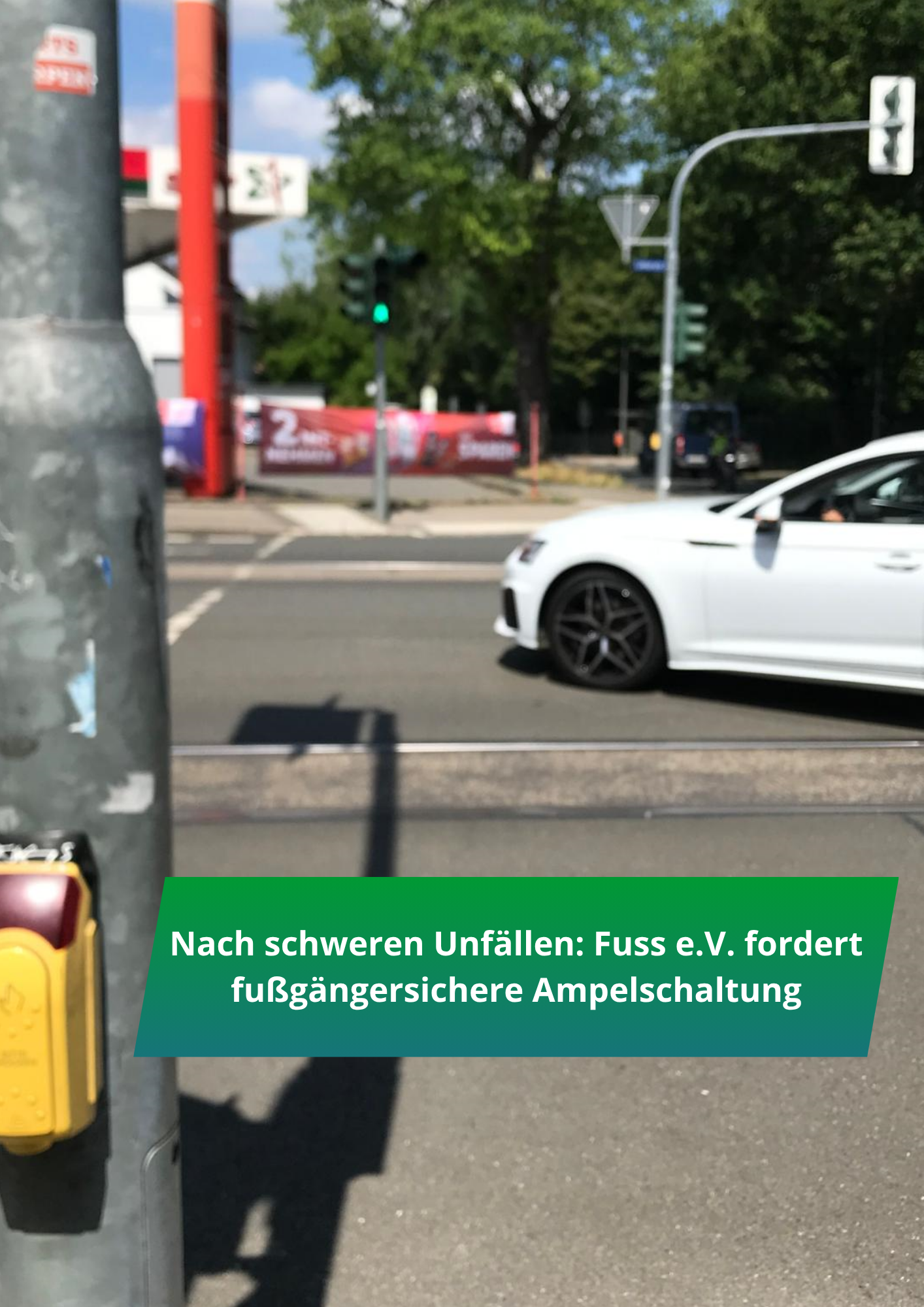 Fußgängerampel Unterstraße zeigt Grün während ein Auto gleichzeitig passiert.