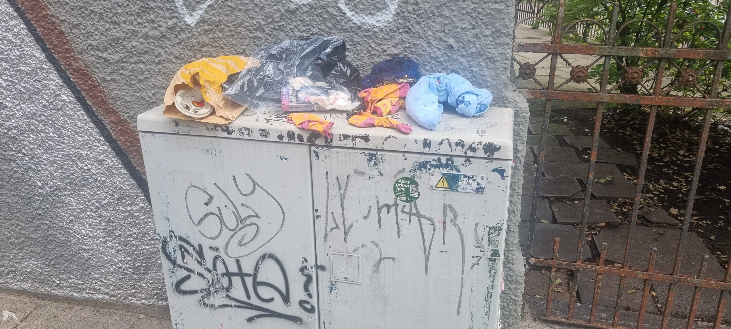 Müll in den Straßen auf Schaltkasten