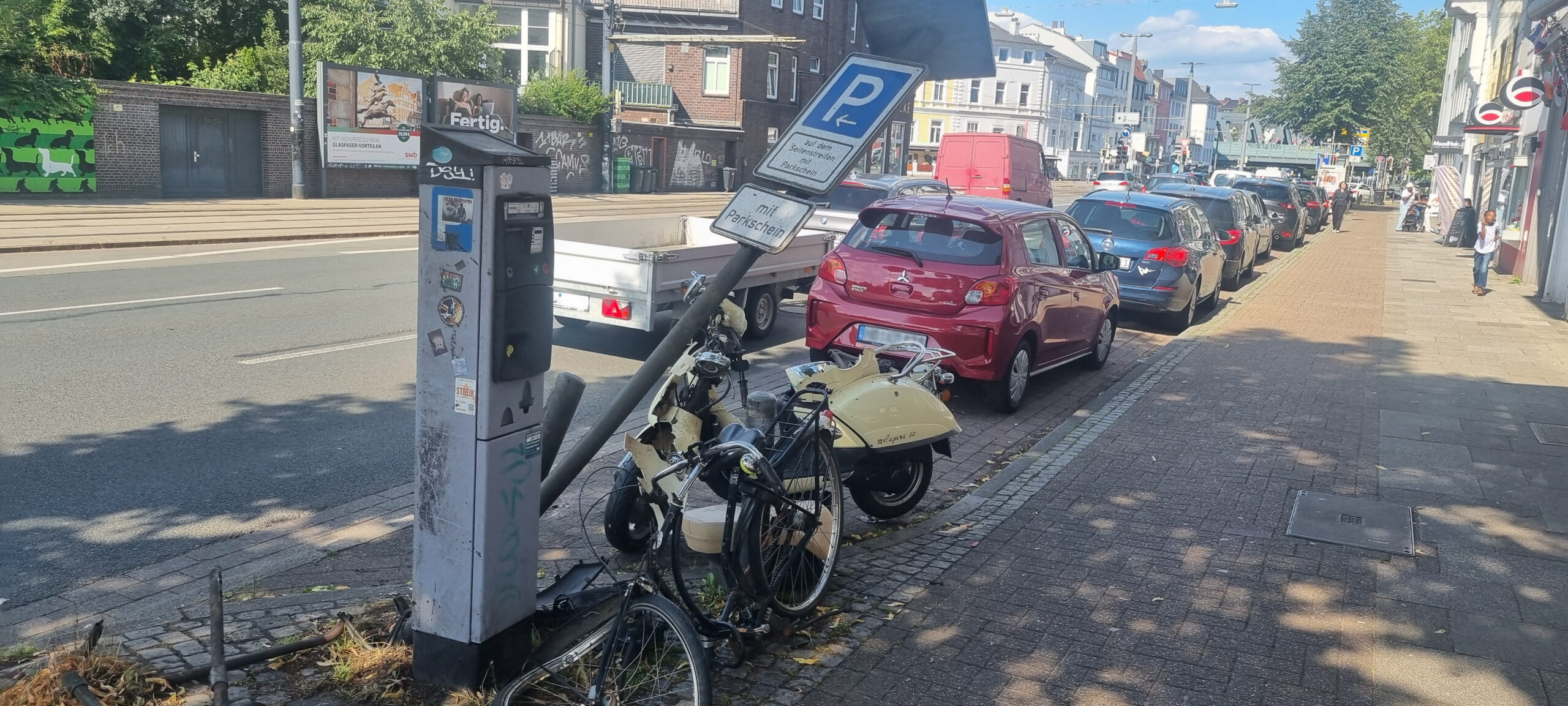 Umgefahrenes Schild für einen Parkautomaten in Bremen, Am Dobben