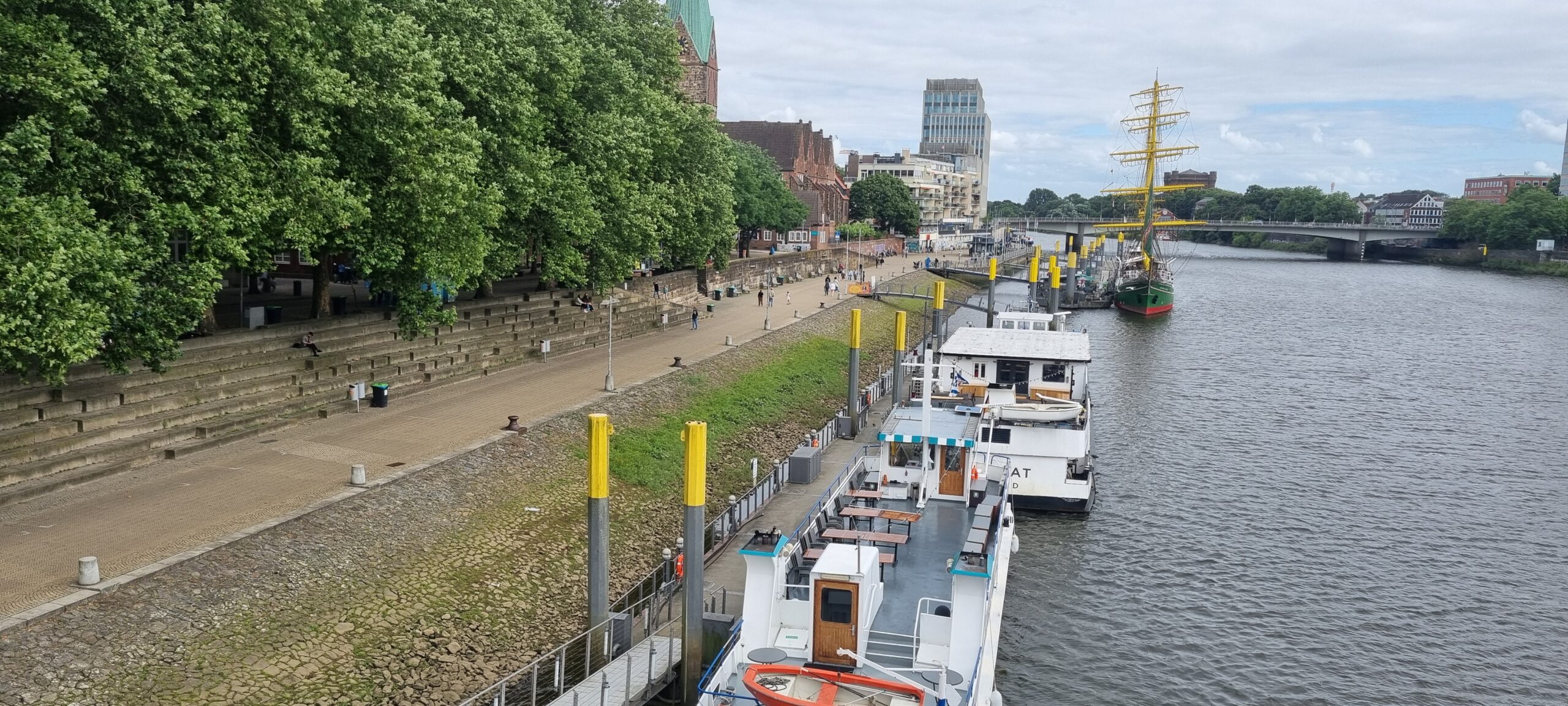 Blick auf die Weserpromenade an der Schlachte in Bremen