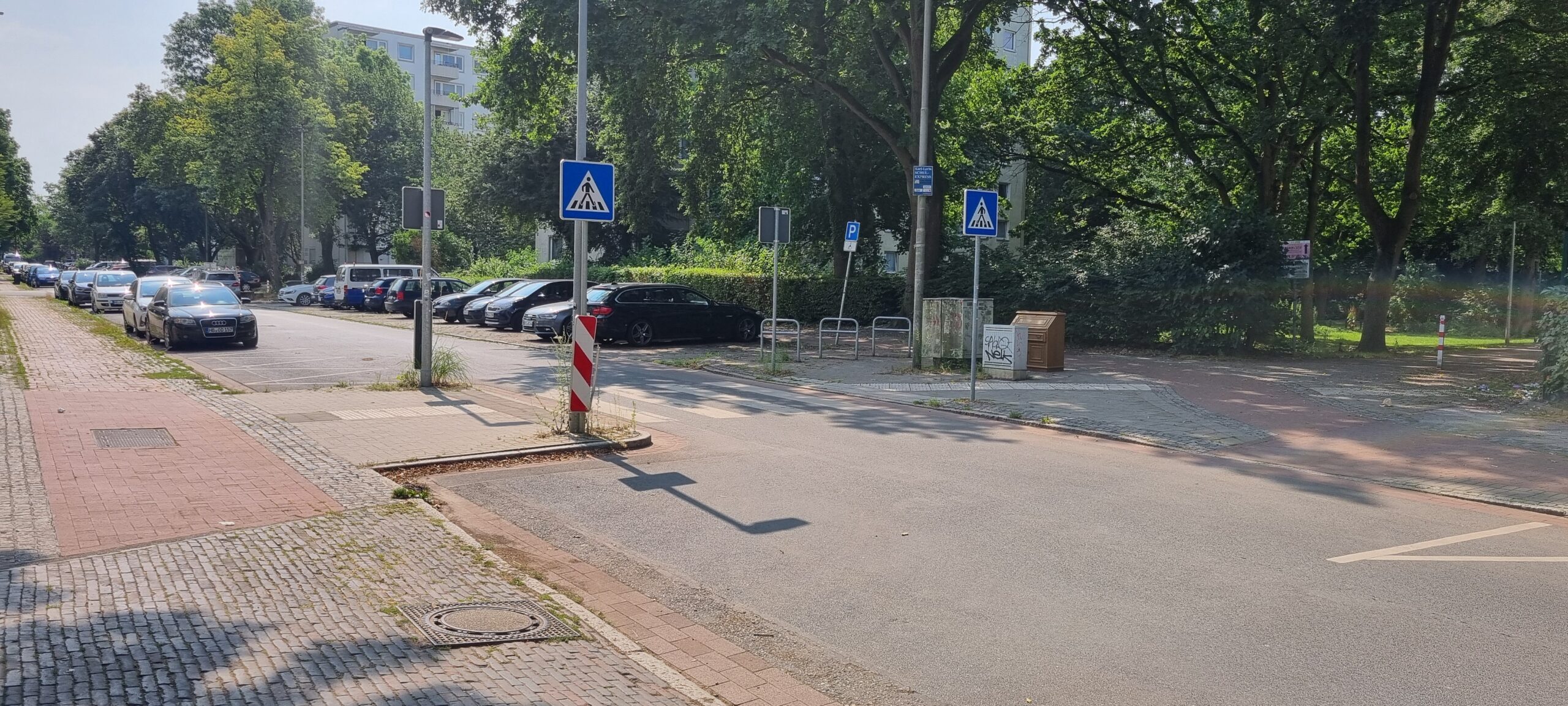Fußgängerübergang mit Zebrastreifen in der Thedinghauser Str. in Bremen. Teil des Schulweges zur Karl-Lerbs-Schule