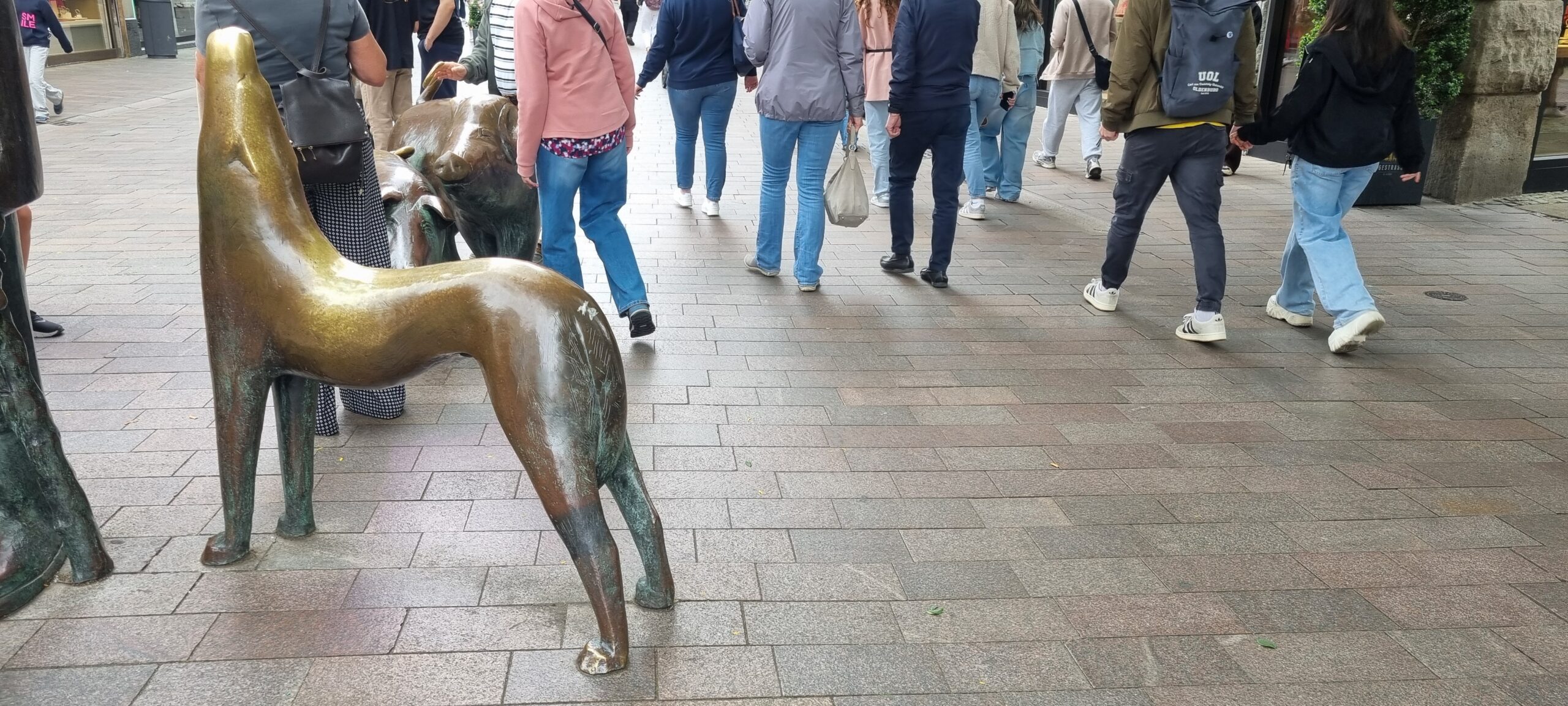 Fußgänger laufen durch die Sögestraße
