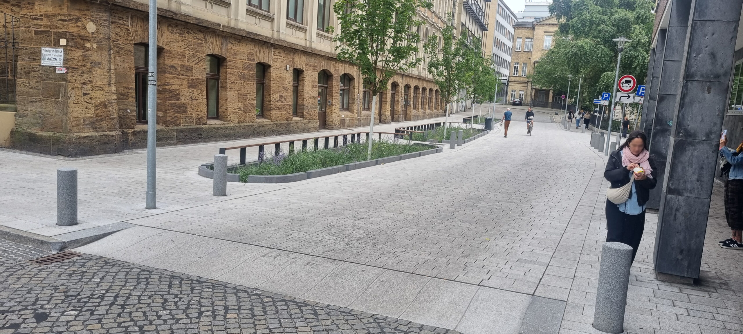 Neu gestaltete Dechanatstraße in Bremen mit Hochpflasterung, Beeten und Bäumen
