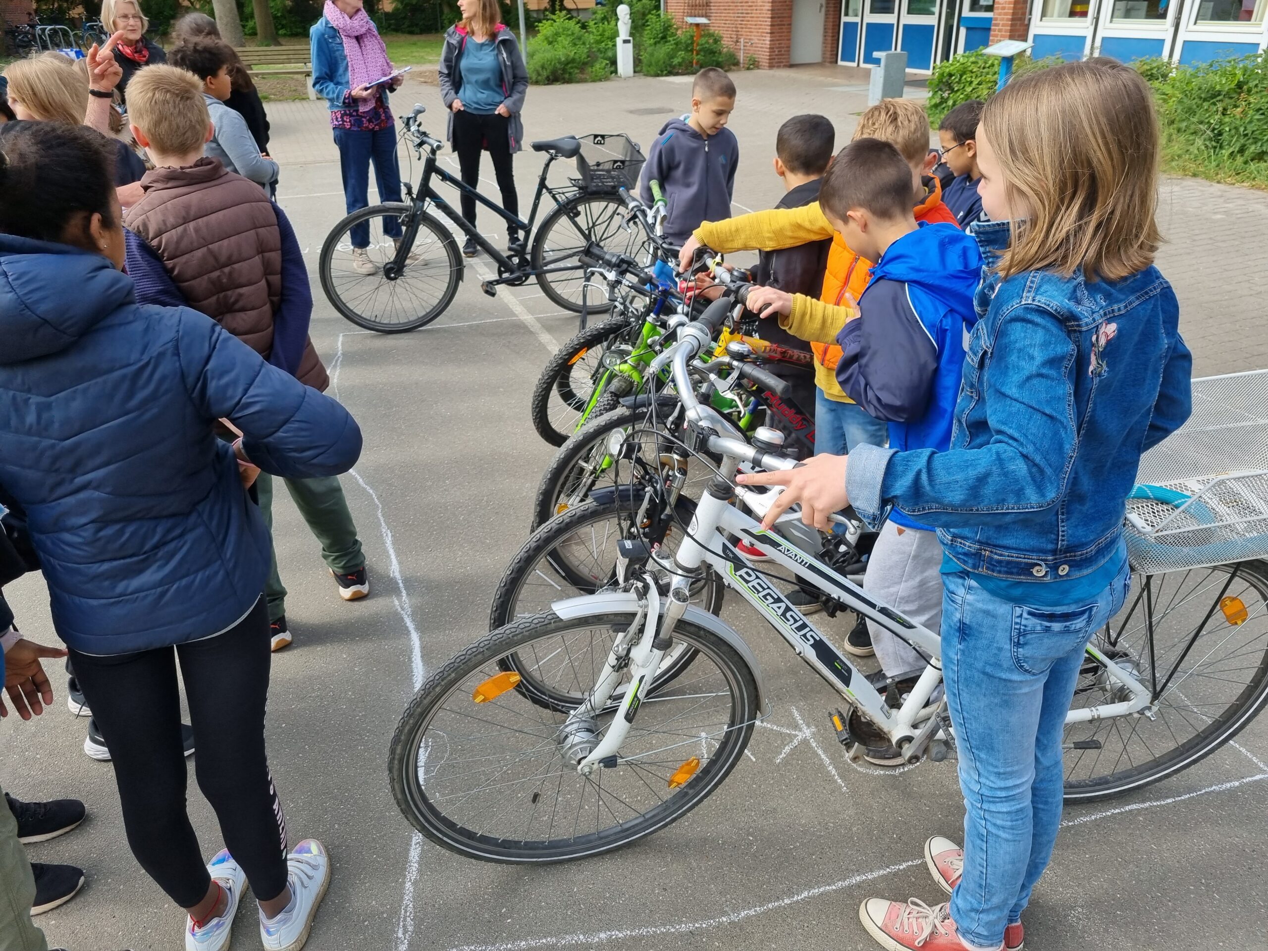 Schüler der Karl-Lerbs-Schule in Bremen testen, wie viele Fahrräder auf einen Parkplatz passen