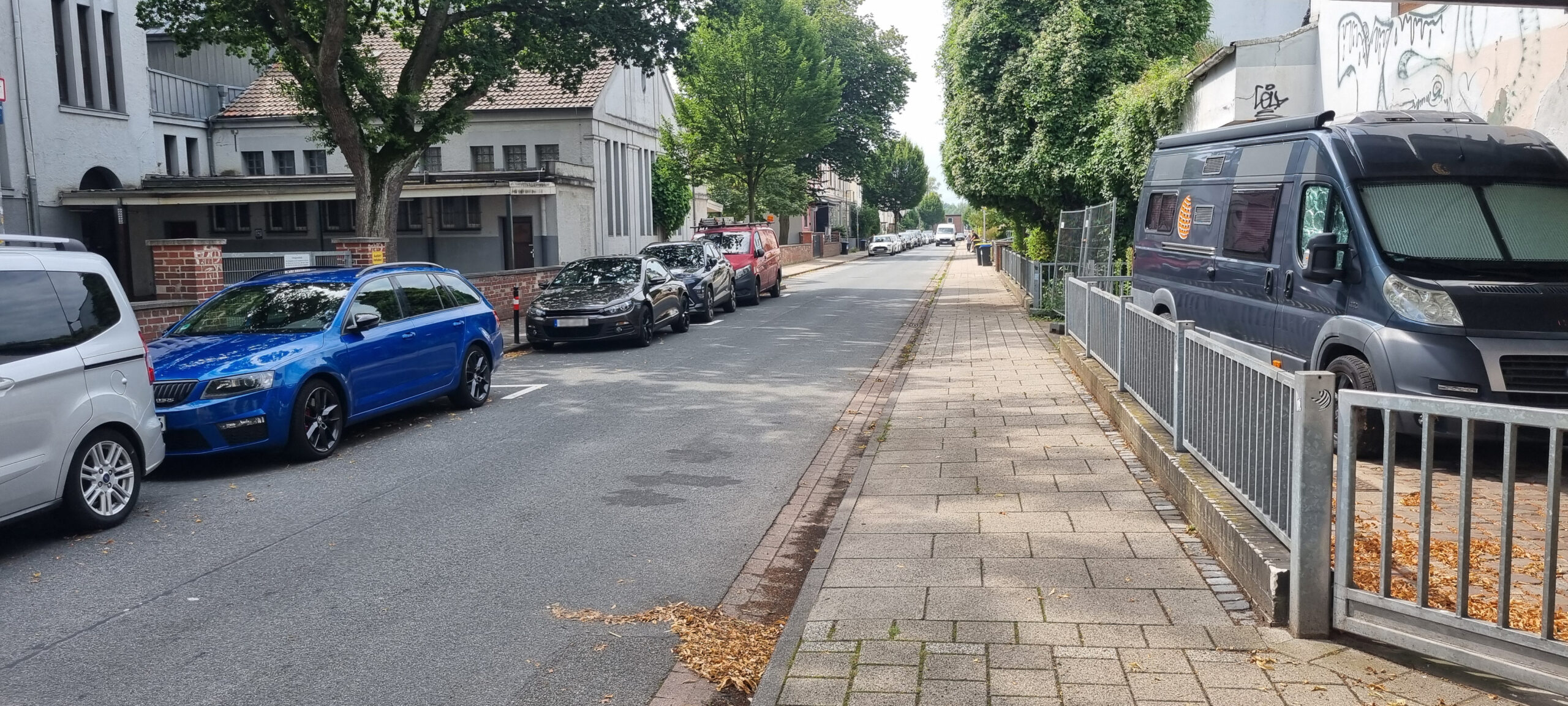Oderstr. Richtung Neuenlander Str. mit autofreiem Gehweg