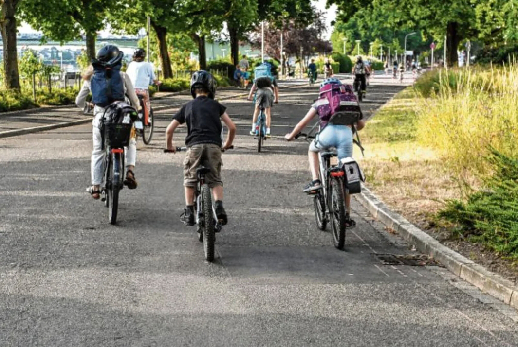 Kinder fahren mit dem Fahrrad zur Schule