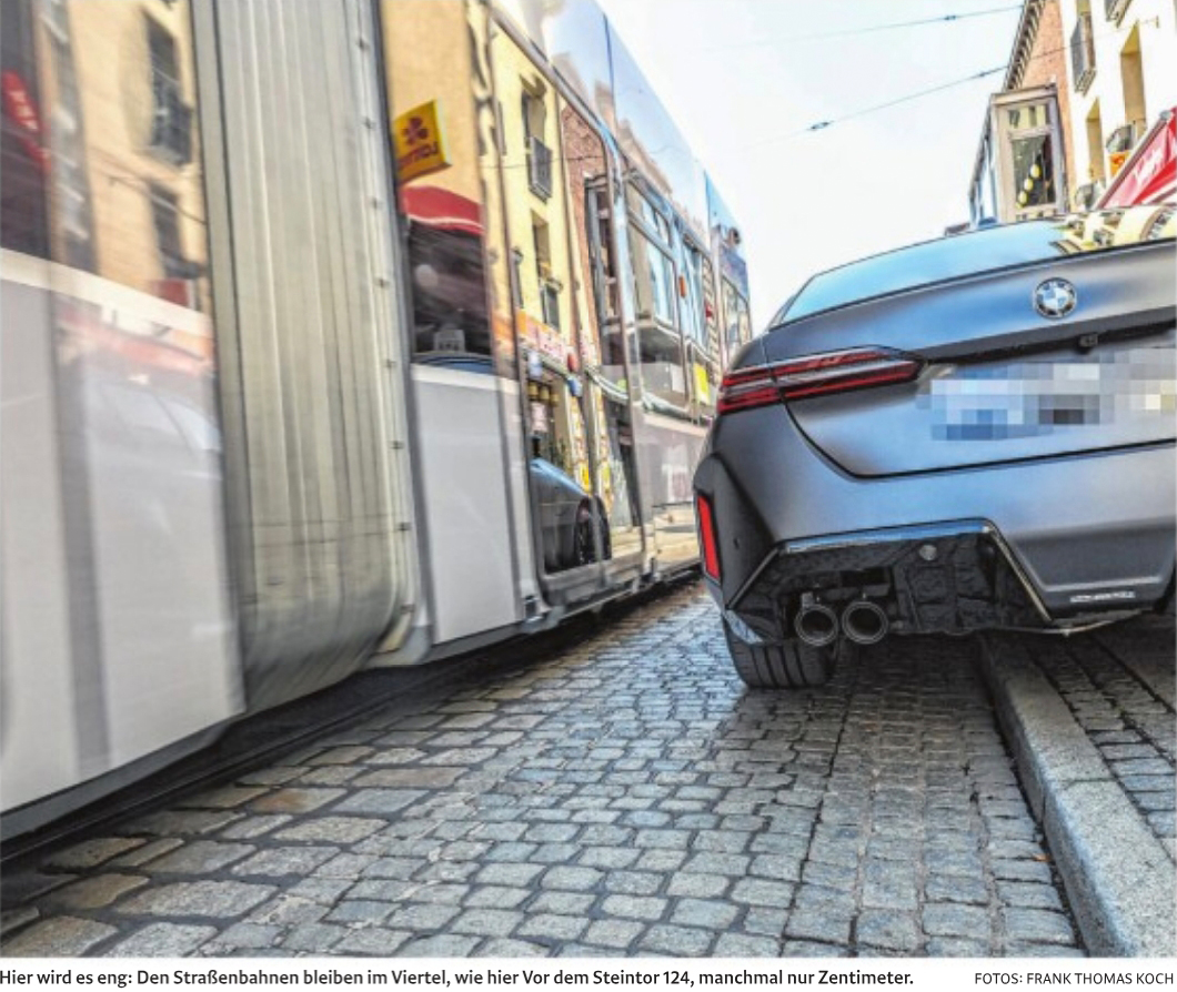 Autos parken dicht an den Straßenbahnschienen im Steintor