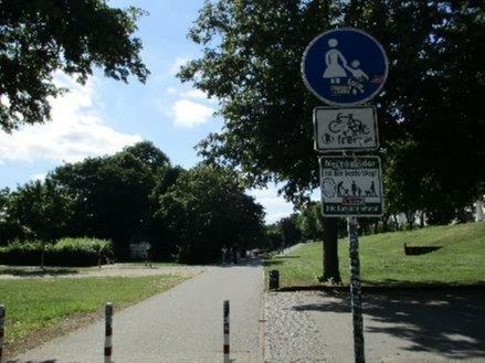 Schild "Fußweg" am Osterdeich, Radfahren frei.