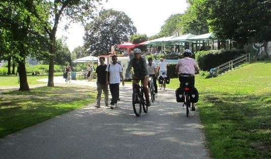 Fußweg am Osterdeich mit Radfahrern