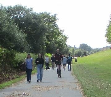 Fußweg am Osterdeich mit Fußgängern und Rollerfahrer.