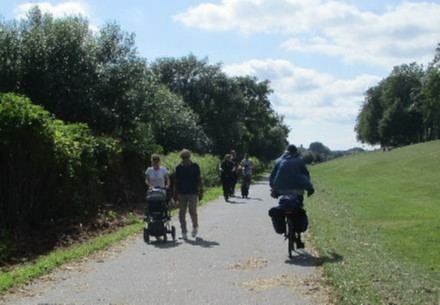 Radweg am Osterdeich in Bremen