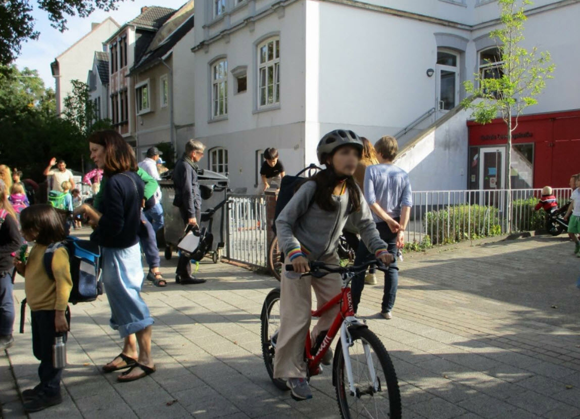 Kinder nach Schulschluss an einer Bremer Schule