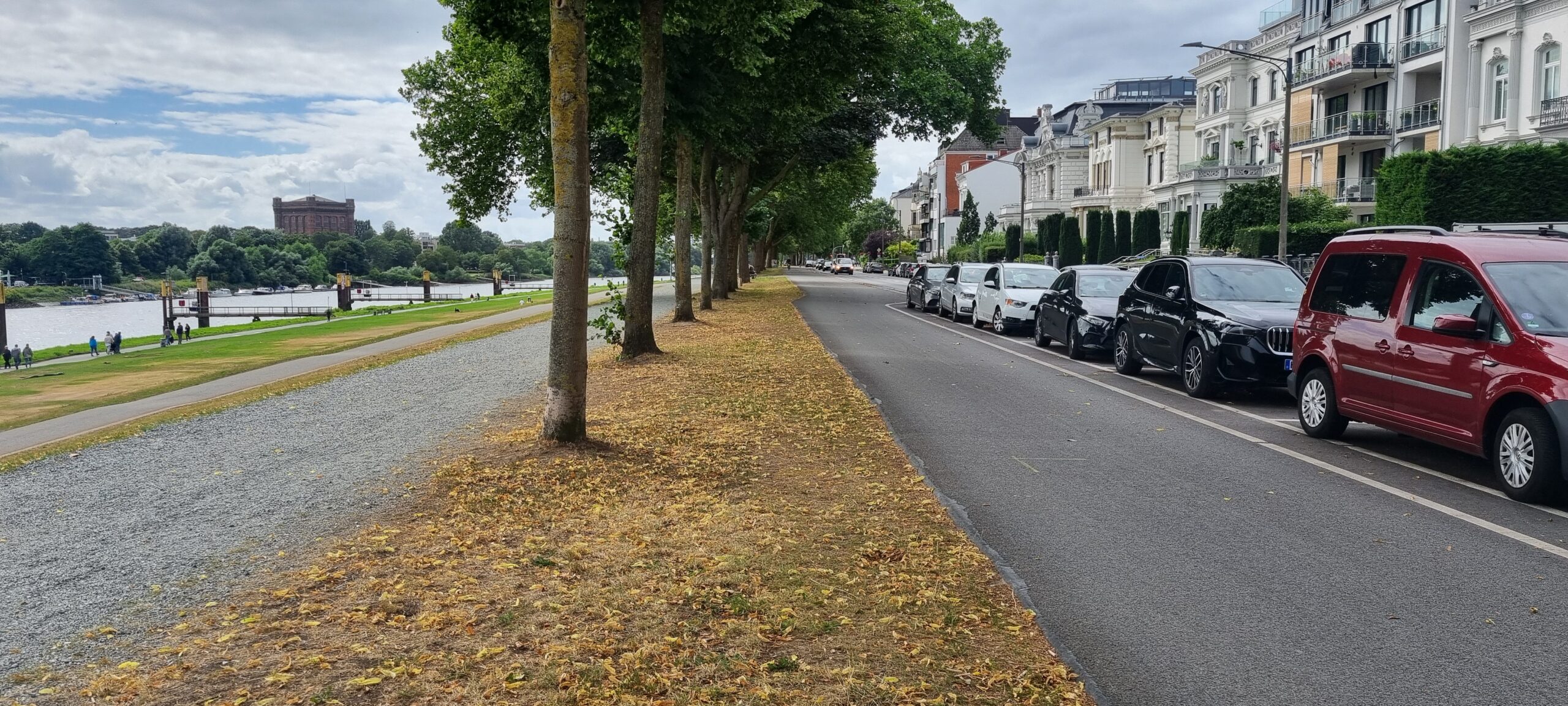 Der Osterdeich in Bremen. Zu sehen ist der neue Radschnellweg als Teil der Radpremiumroute, der Fußweg mit Schotterbelag und dazwischen ein Grünstreifen mit Bäumen