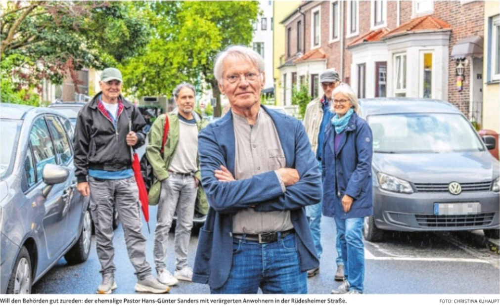 Der ehemalige Pastor Hans-Günter Sanders mit verärgerten Anwohnern