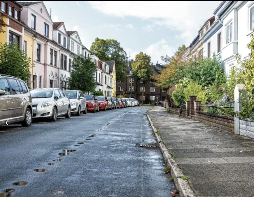 Leer geräumt: die Aßmannshauser Straße. Parken ist nur noch auf einer Seite an der Bordsteinkante erlaubt
