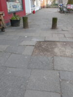 Fehlende Gehwegplatten werden Stolperfallen