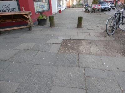 Gilbertstr 2 Fehlende Gehwegplatten werden Stolperfallen