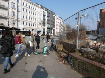 unachtsam abgestellte, im Weg stehende E-scooter