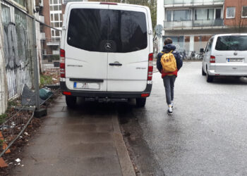 Minivan parkt auf Gehweg - Passant muss Straße nutzen