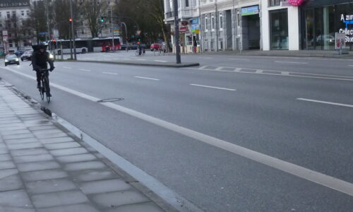 Abgetrennter Fahrradstreifen auf der Fahrbahn.