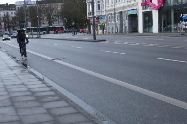 Abgetrennter Fahrradstreifen auf der Fahrbahn.