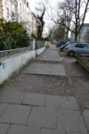 Wohlersallee 2 Unterbrochener Gehweg durch abgenommene Platten