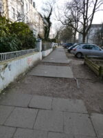 Unterbrochener Gehweg durch abgenommene Platten