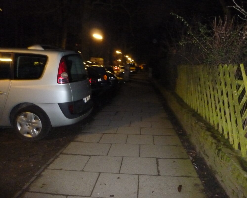 dunkler Weg, der weitere Verlauf nicht erkennbar