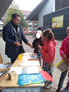 Fuss-Infostand auf dem Schulhof