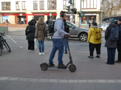 e-Roller auf Radweg zwischen Gehweg und Ampelaufstellplatz
