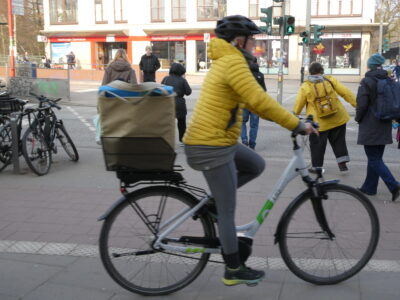 Radfahrende auf Radweg zwischen Aufstellfläche und Gehweg