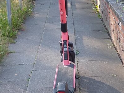 E-scooter mittig auf Gehweg, nicht passierbar für Roll- oder Kinderwagen