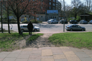 Louise-Schröder-Str. alt.JPG Trampelpfad zum Queren der Straße