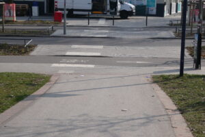 Louise-Schröder-Str. neu Neue, breite Gehwegquerung