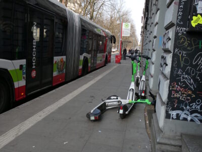 unachtsam abgelegte E-scooter auf Gehweg