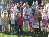 Übergabe Fuss e.V., HH Kinder präsentieren Plakate