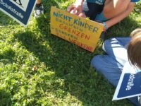 Fuss e.V., HH Kinder zeigen ihre Poster