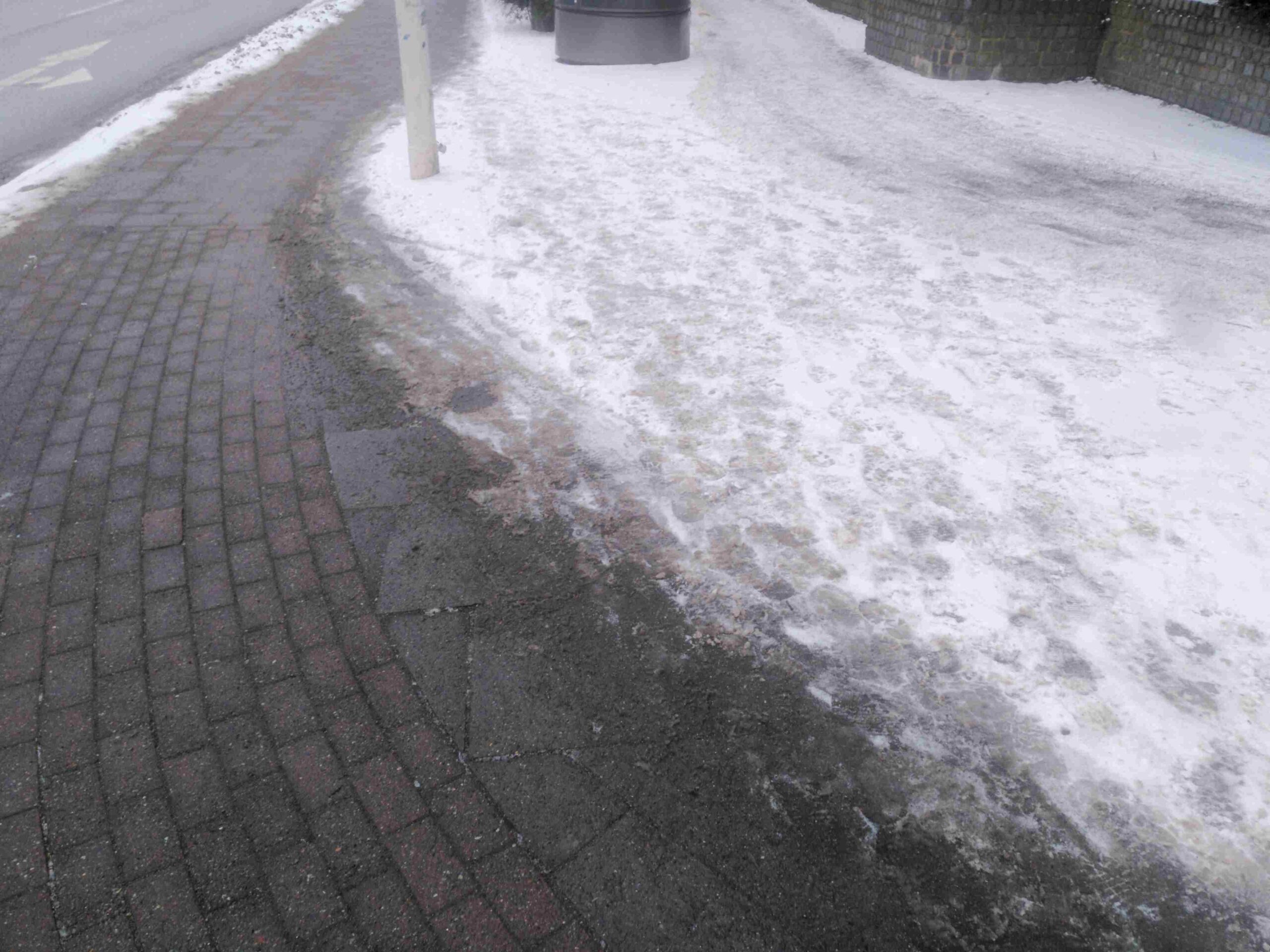 geräumter Radweg, nicht geräumter Gehweg vor dem Finanzamt in Harburg