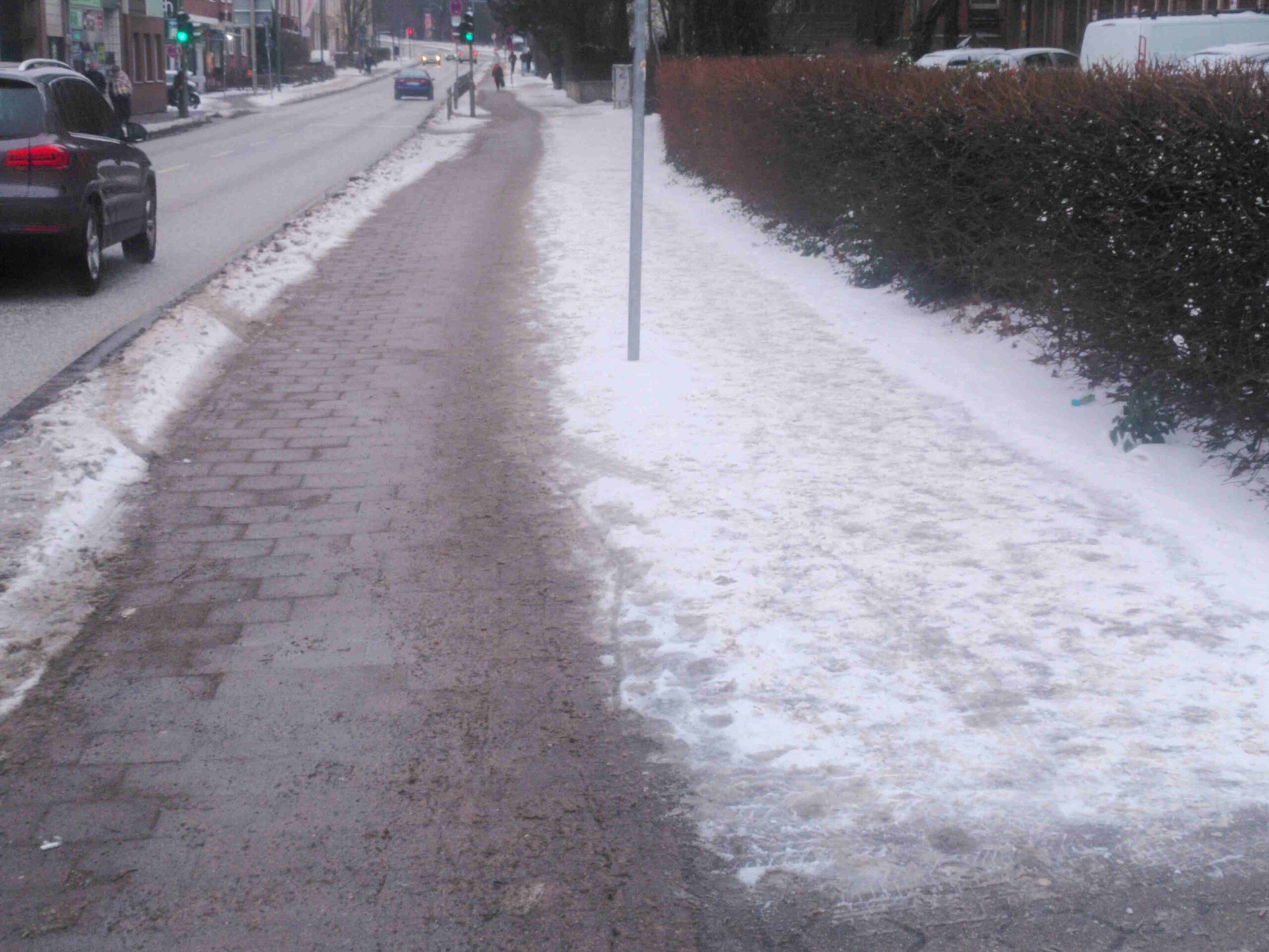 Vor der Goetheschule Harburg ist der Radweg geräumt, der Gehweg nicht.